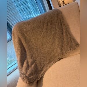 Lilly Pulitzer. Harp Shawl. Grey.